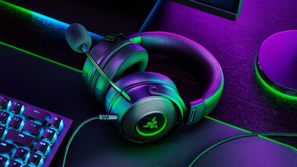 Los auriculares Rzer Kraken V3 Hypersense en un escritorio